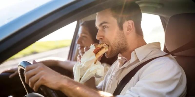 Infracciones de tráfico en Vietnam - Foto: Getty Images Conductor comiendo mientras conduce