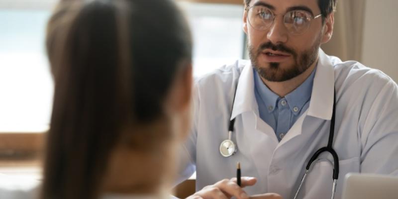 Seguros de salud | Foto de 123RF/fizkes Una mujer acude a una cita sanitaria privada