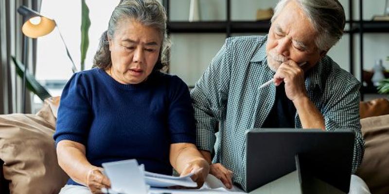 Dos personas repasando papeles del pago de su alquiler