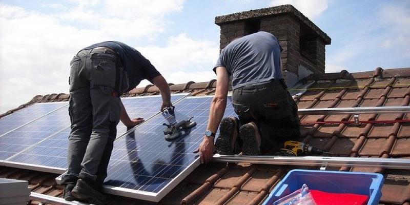 Placas solares seguro del hogar Operarios instalando placas solares en el tejado de una vivienda / Pixabay