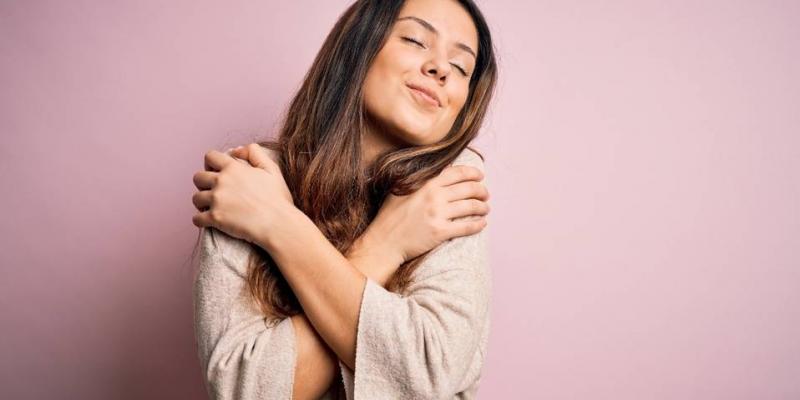 ¿Cuáles son los seis pilares de la autoestima? Nathaniel Branden nos habla de ellos/ Chic Magazine Mujer abrazándose a ella misma