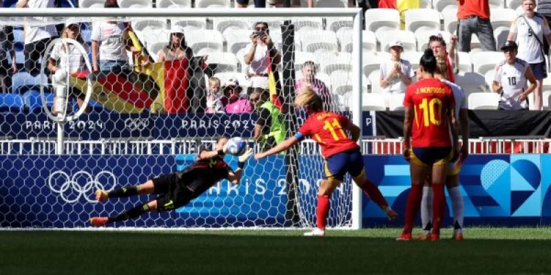 El momento en el que Ann-Katrin Berger detiene el penalti de Alexia Putellas en el partido por el bronce de París 2024 / Getty Images El momento en el que Ann-Katrin Berger detiene el penalti de Alexia Putellas en el partido por el bronce de París 2024.