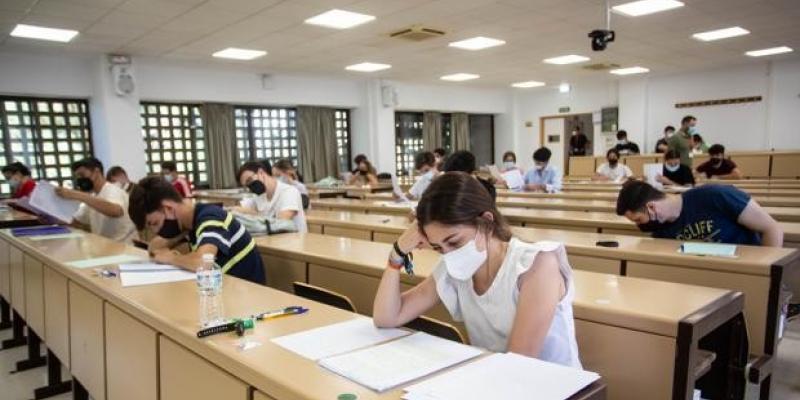 Imagen de unos alumnos haciendo Selectividad/ABC Calendario Selectividad 2022: estas son las fechas