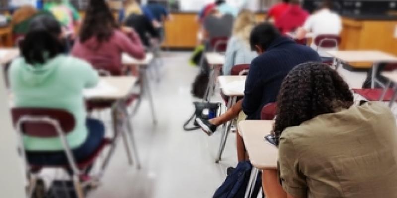 Imagen de alumnos haciendo un examen/envatoelements La selectividad se acerca y los estudiantes tienen dudas