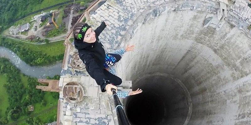 Estos jóvenes arriesgaron su vida para tomarse este selfie en la cornisa de una chimenea de 180 metros de altura en desuso en Rumania.