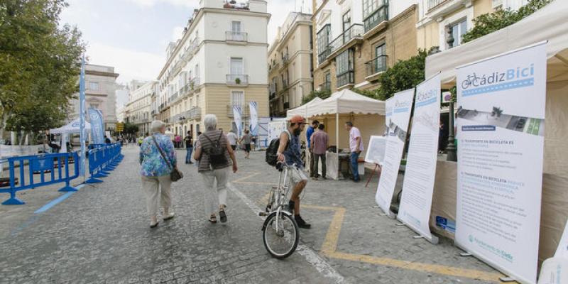 Algunos de los stands de la Semana de la Movilidad de 2016. / LOURDES DE VICENTE