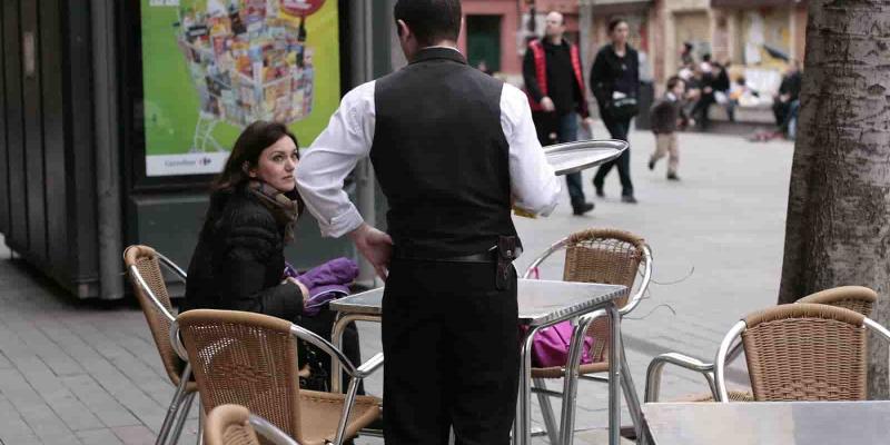Imagen de un camarero/Diario de Sevilla Aumenta el empleo en Semana Santa