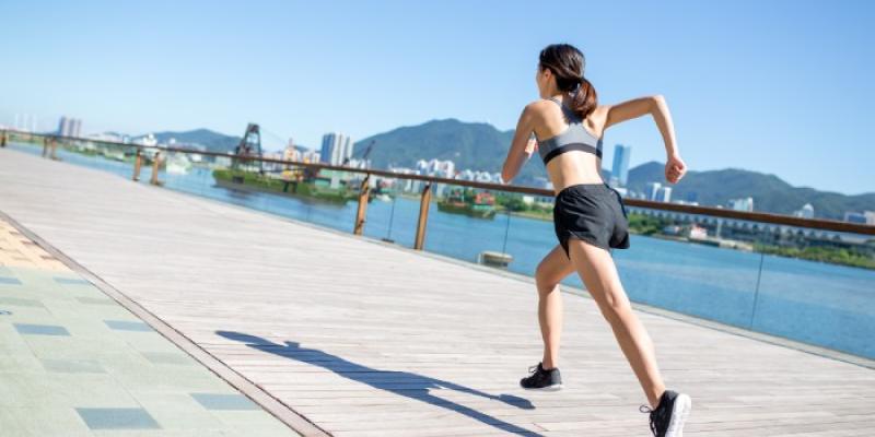 Actividad física - Foto: Envato Elements Mujer corriendo