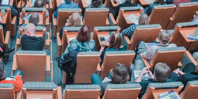Castells defiende el modelo semipresencial. Imagen: @mikael_k en Unsplash Castells defiende el modelo semipresencial en la educación. Foto: @mikael_k en Unsplash