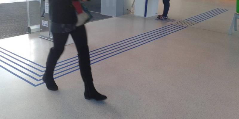 Foto: N.G. Señalización podotáctil instalada en Elkargunea