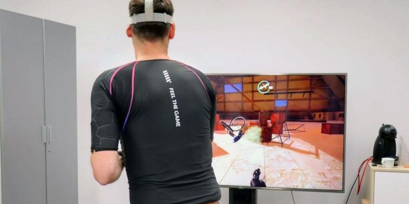 Crean una chaqueta para sentir en la piel golpes o disparos de un videojuego/ EFE La primera persona en colocarse la chaqueta ha sido el emprendedor Javier Molina/ EFE