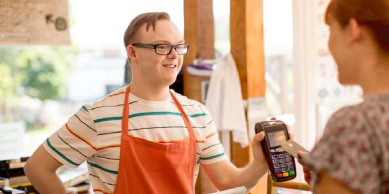 Persona con discapacidad trabajando en una tienda