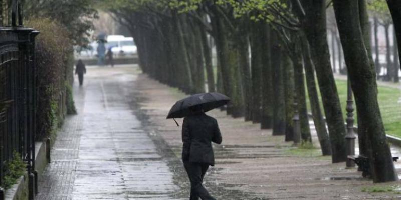Imagen de una persona paseando bajo la lluvia/Valencia Plaza El otoño e invierno serán más lluviosos de lo normal