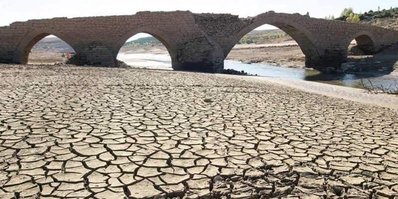 Imagen de una zona de sequía en Italia/Noticia al Día Italia decreta el estado de emergencia por sequía