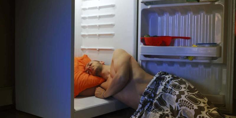Imagen de un hombre durmiendo junto a la nevera/El Confidencial La mejor solución para el insomnio