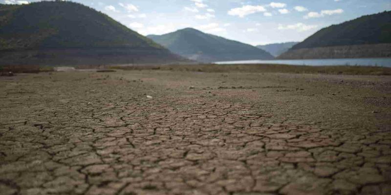 Imagen de un terreno con sequía/Elmon.cat El Gobierno insta medidas contra la sequía