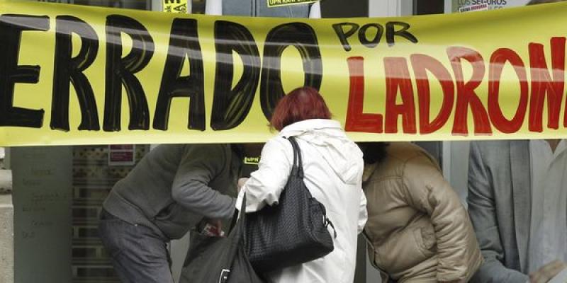 Protesta en contra de los recortes, la reforma laboral y la corrupción.