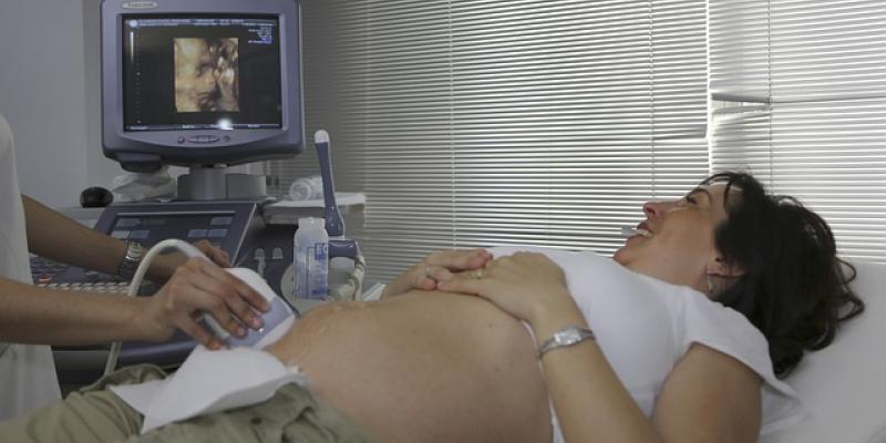 Mujer embarazada durante una ecografía