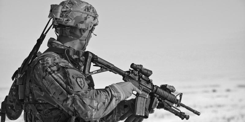 Militar, servicio militar / Pixabay Militar con fusil