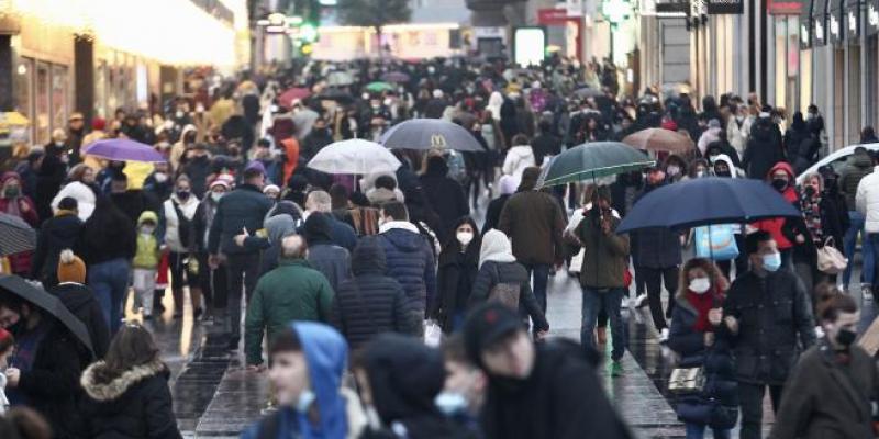 Una concurrida calle de Madrid, a 23 de diciembre de 2021.