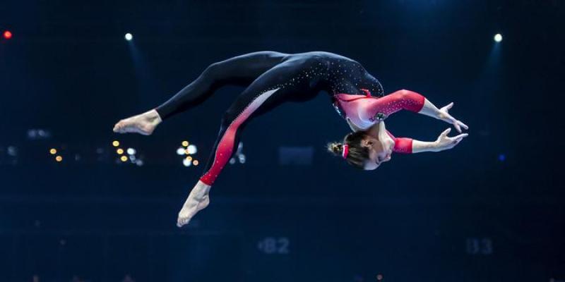 La gimnasta alemana Sarah Voss luciendo un traje de cuerpo completo.