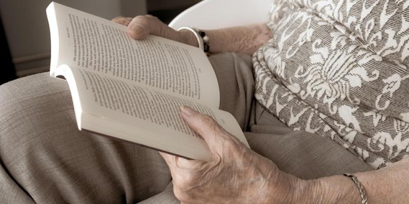 65 años / Pixabay Manos de una mujer jubilada leyendo un libro