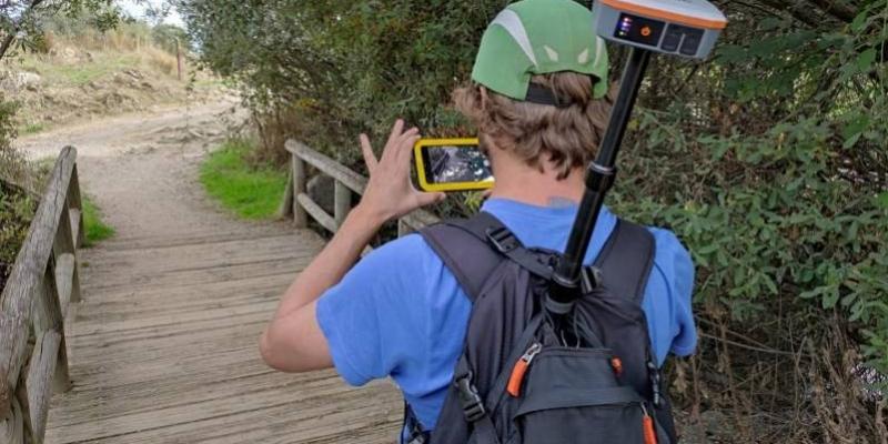 Persona realizando una de las rutas accesibles de la Sierra de Guadarrama