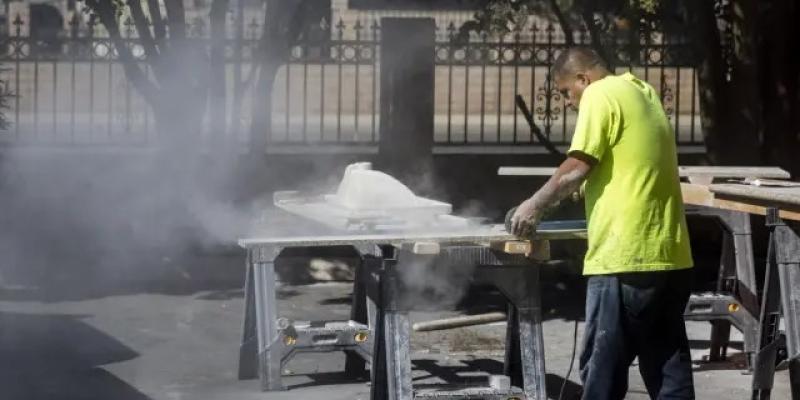 Trabajador corta granito sin ninguna protección