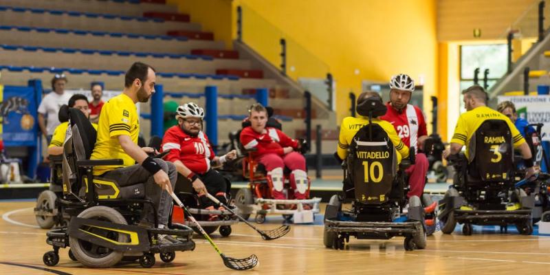 Hockey en silla de ruedas El Hockey en Silla de Ruedas eléctrica cumple 25 años. Explicamos su funcionamiento