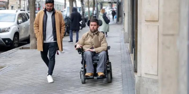 Recorrido con Sergio, usuario de silla de ruedas, por las calles de Chamberí, Madrid/ 20 Minutos - Jose Gonzalez Recorrido con Sergio, usuario de silla de ruedas, por las calles de Chamberí, Madrid