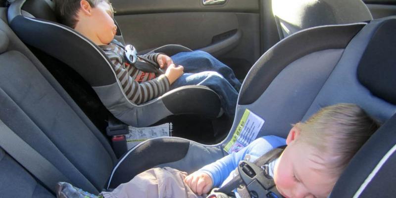 Imagen de dos menores en los asientos traseros del coche/El Progreso de Lugo El 60 % de las familias desconoce cuál es el asiento más seguro para la silla infantil