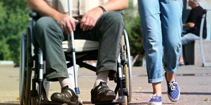 'Sin Barreras' ayuda a personas en silla de ruedas - Pixabay Persona en silla de ruedas