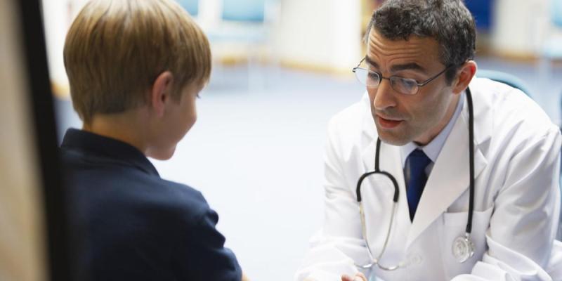 Imagen de un médico y un niño/El Periódico de España Síndrome de Kabuki