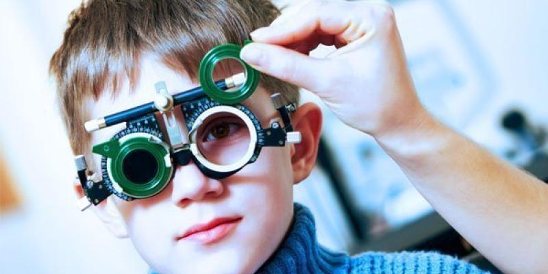 Niño realizándose un examen ocular para descartar el Síndrome de Moebius