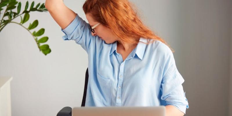 Imagen de una chica oliéndose/Webconsultas Trimetilaminuria o síndrome del olor a pescado, qué es y a qué se debe