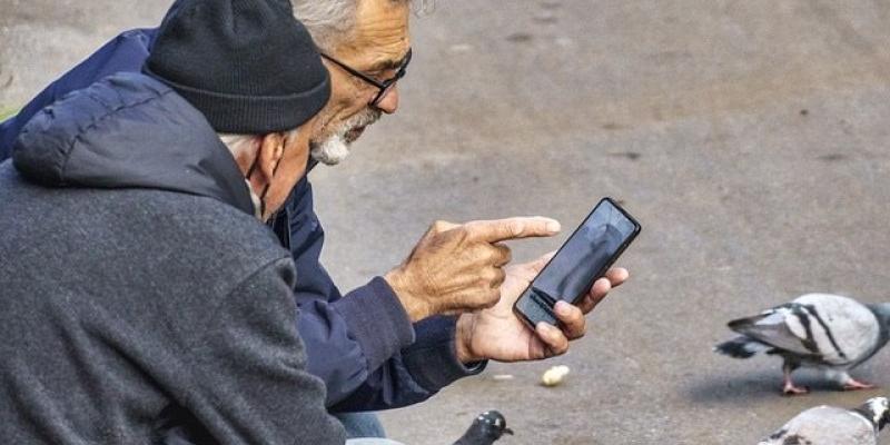 Imagen de dos hombres mirando el teléfono/Pamplona Actual Así es el síndrome del teléfono apagado
