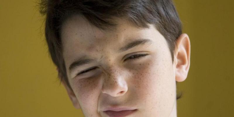 Imagen de un chico haciendo una mueca/La Vanguardia ¿Cómo reconocer el síndrome de Tourette?