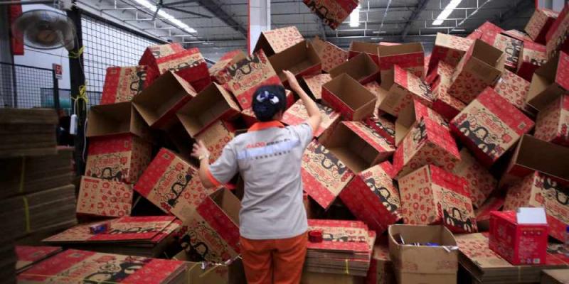 El Singles Day de AliExpress durará más tiempo Empleada de AliExpress preparando pedidos / Reuters