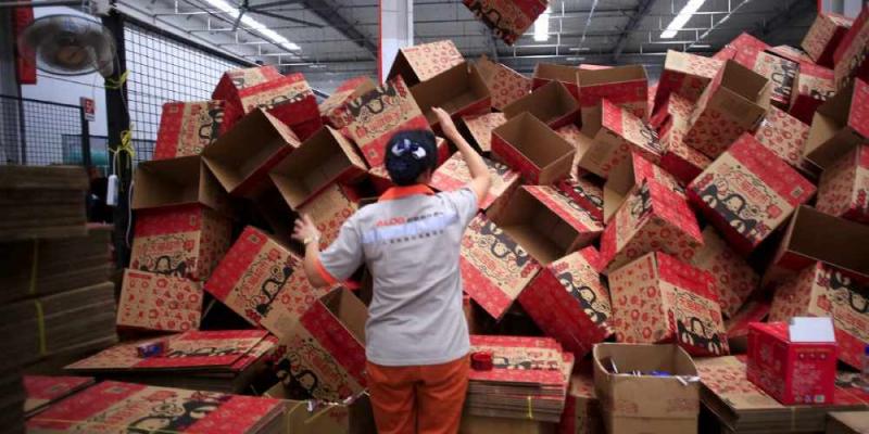 Empleada de AliExpress preparando pedidos / Reuters