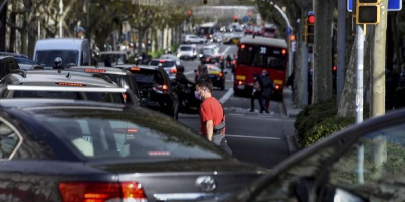 El tráfico urbano en una calle de Barcelona