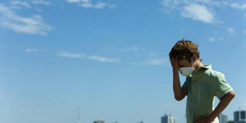 ©GTRESONLINE Un niño sufre los estragos de la alergia en plena sexta ola.