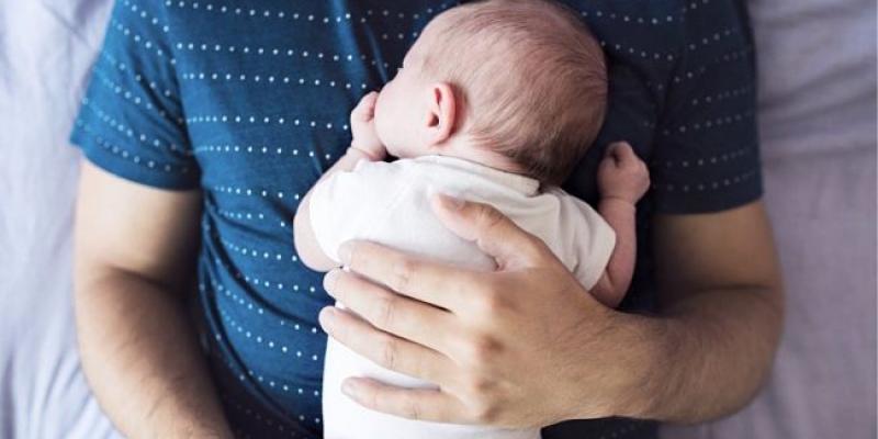 Imagen de un hombre con su bebé/Hacer Familia Depresión posparto en hombres