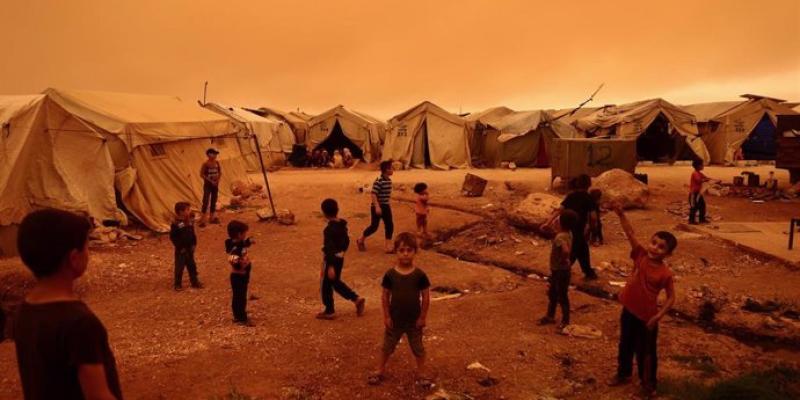 Niños jugando durante una tormenta de arena en un campamento de desplazados en la provincia de Idlib, en el noroeste de Siria Archivo - Niños jugando durante una tormenta de arena en un campamento de desplazados en la provincia de Idlib, en el noroeste de Siria - Anas Alkharboutli/dpa - Archivo