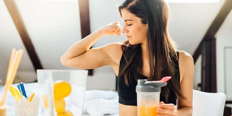 Imagen de una chica bebiendo zumo/Generali Cómo fortalecer el sistema inmunológico