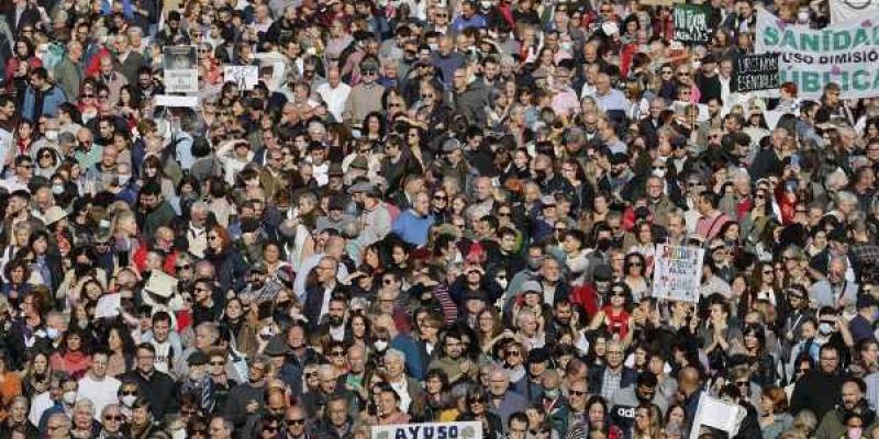 Manifestación ciudadana que recorre este domingo el centro de Madrid bajo el lema Madrid se levanta por la sanidad pública, convocada por asociaciones vecinales y municipios, a la que están llamados los profesionales de las urgencias de Atención Primaria, también convocados a una nueva jornada de huelga. EFE/ Sergio Pérez Manifestación ciudadana que recorre este domingo el centro de Madrid bajo el lema Madrid se levanta por la sanidad pública, convocada por asociaciones vecinales y municipios, a la que están llamados los profesionales de las urgencias de Atención Primaria