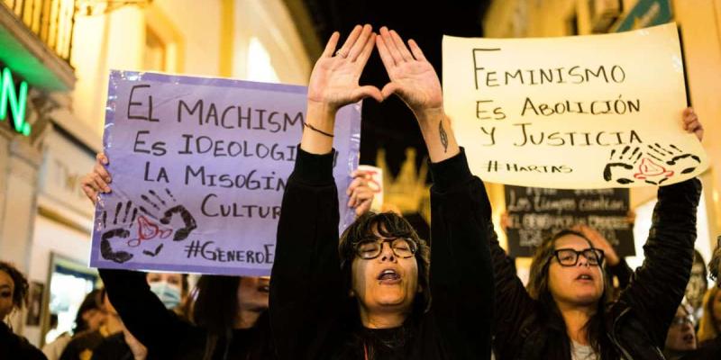 Imagen de varias mujeres en una manifestación/The Objetive La violencia machista no para de crecer