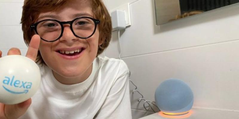 «21», la ‘skill’ de Amazon Alexa para personas con síndrome de Down / Planeta Fácil Niño con síndrome de down utilizando la nueva skill de Alexa