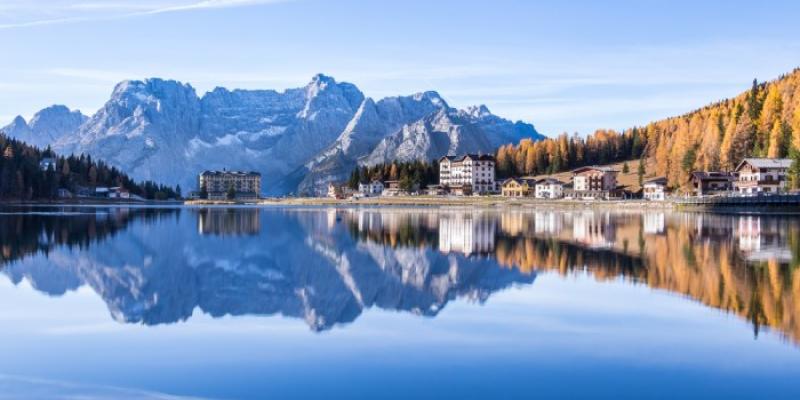 Destinos con sobreturismo - Foto: Envato Elements Lago di Misurina en los Alpes italianos