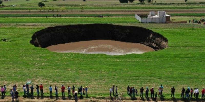 Imagen de un socavón gigante en México/BBC La formación de socavones gigantes