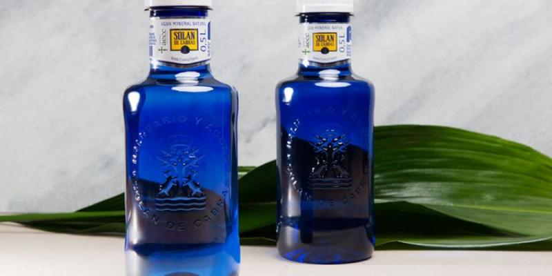 Botellas 100% plástico reciclado de Solán de Cabras Dos botellas de agua azules de Solán de Cabras / Nota de Prensa Solán de Cabras